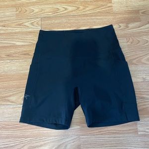 Arc’teryx Oriel Short 6inch Women’s size Medium in Black